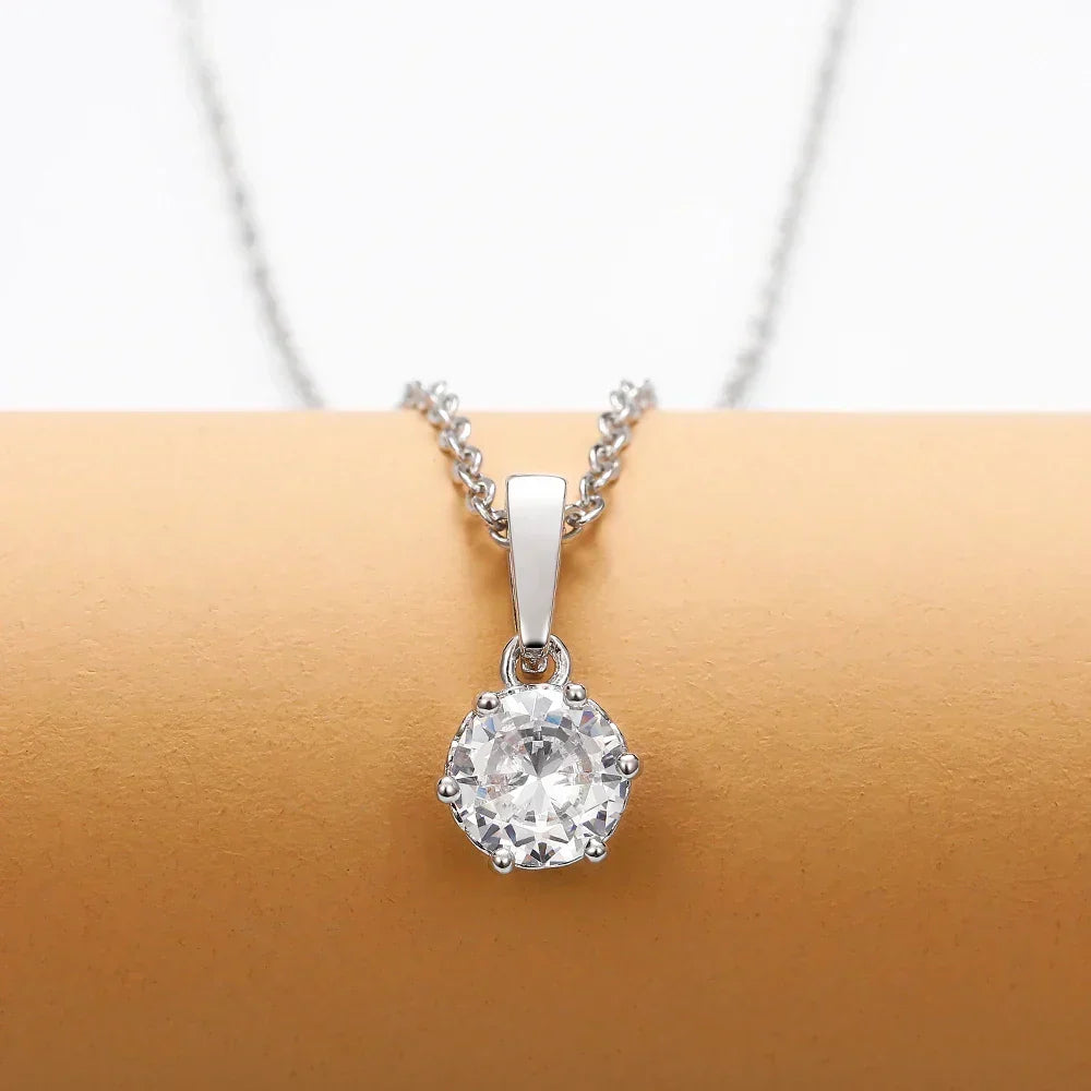 Collier classique avec pendentif en oxyde de zirconium