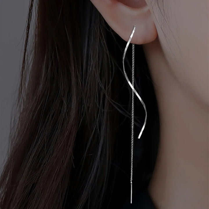Lange Ohrringe mit Wellen-Design