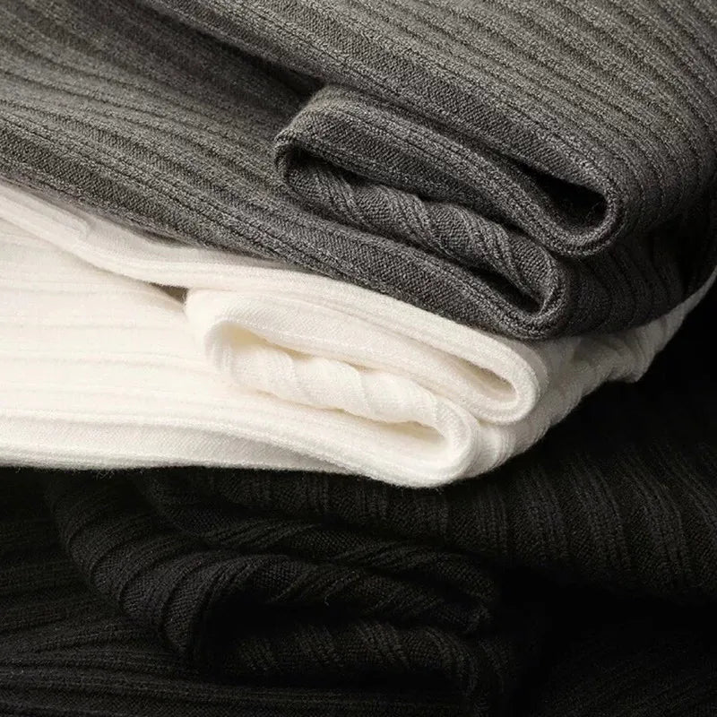 Eleganter Pullover mit Streifenmuster und Reißverschluss