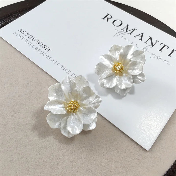 Orecchini chic con bottoni in acrilico bianco