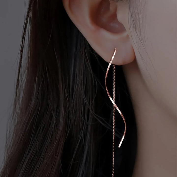 Lange Ohrringe mit Wellen-Design