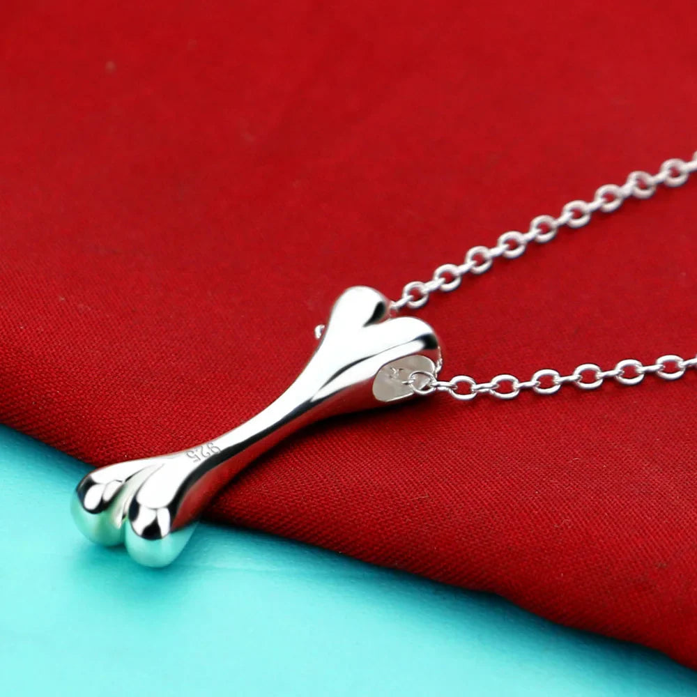 Collana con ciondolo a forma di osso per cani