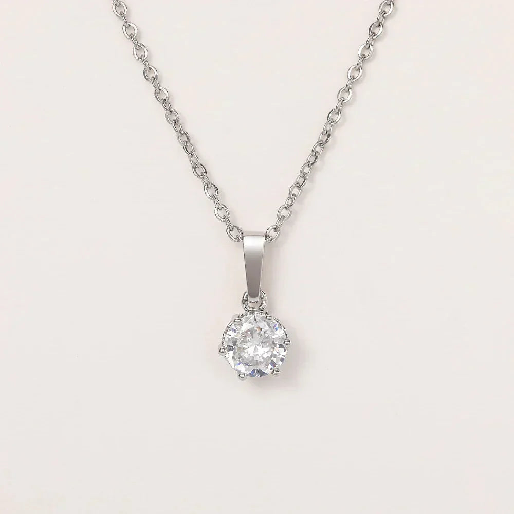 Collier classique avec pendentif en oxyde de zirconium