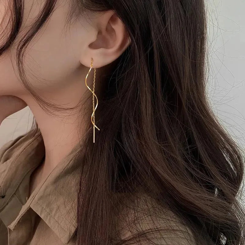 Lange Ohrringe mit Wellen-Design