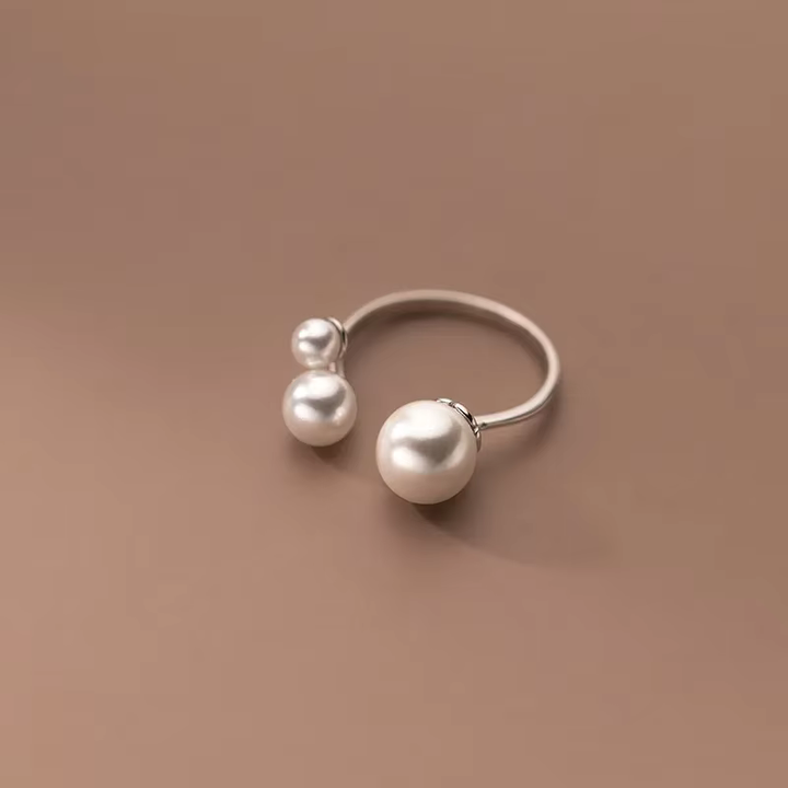 Anello regolabile con tre perle d'acqua dolce