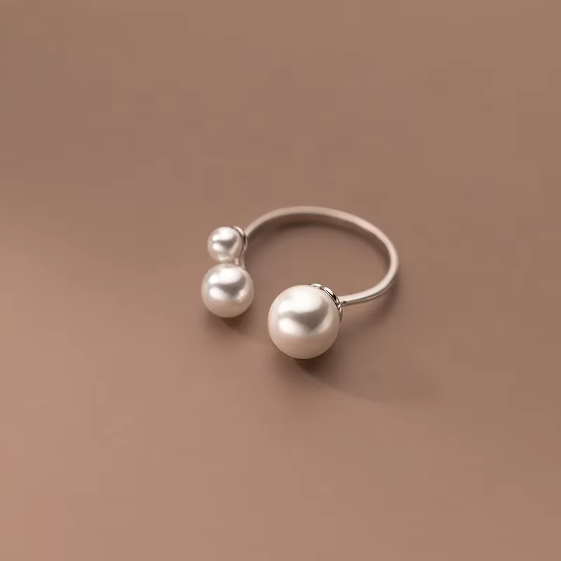 Élégante bague ornée d'un trio de perles