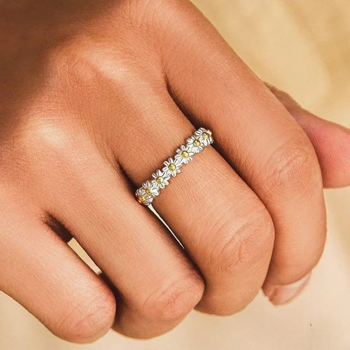 Anello regolabile in argento con primula smaltata a mano