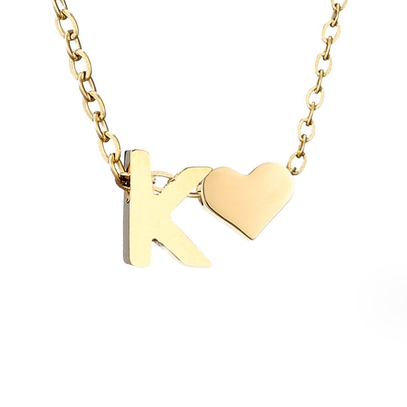 Collana con iniziale senza tempo e ciondolo a cuore