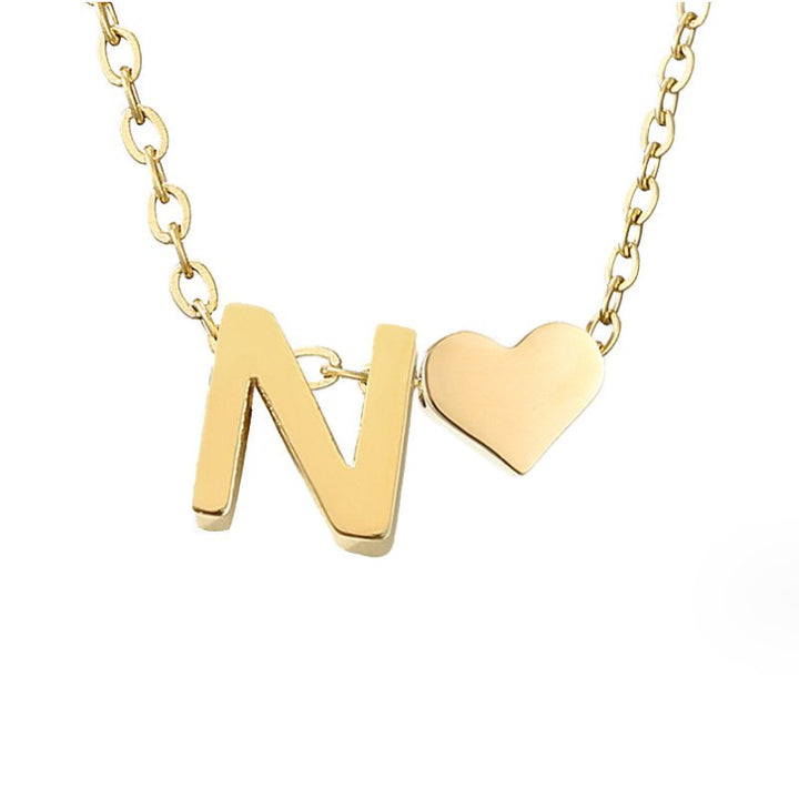 Collana con iniziale senza tempo e ciondolo a cuore