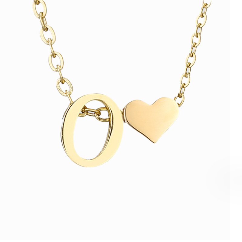 Collana con iniziale senza tempo e ciondolo a cuore