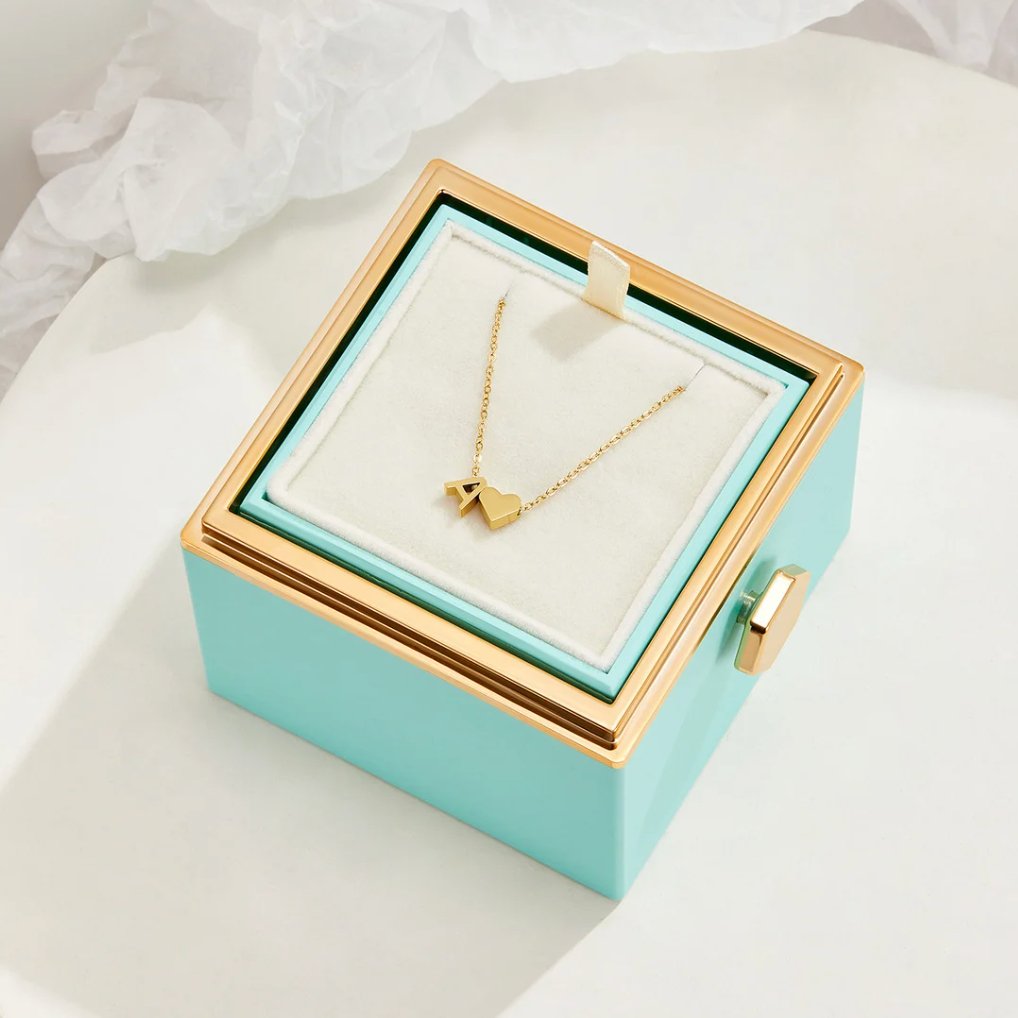 Collana con iniziale senza tempo e ciondolo a cuore
