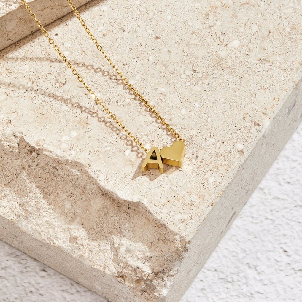 Collana con iniziale senza tempo e ciondolo a cuore