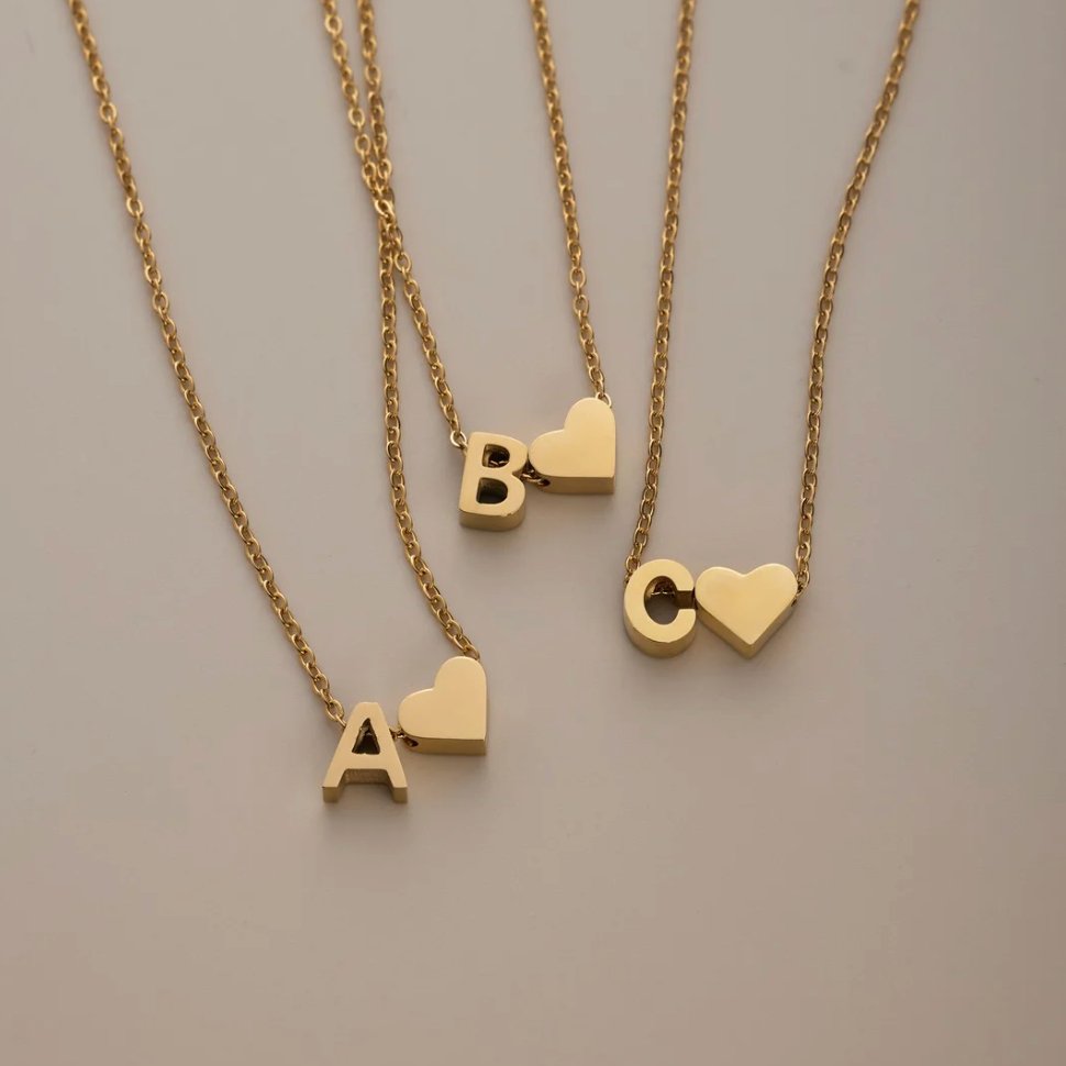 Collana con iniziale senza tempo e ciondolo a cuore