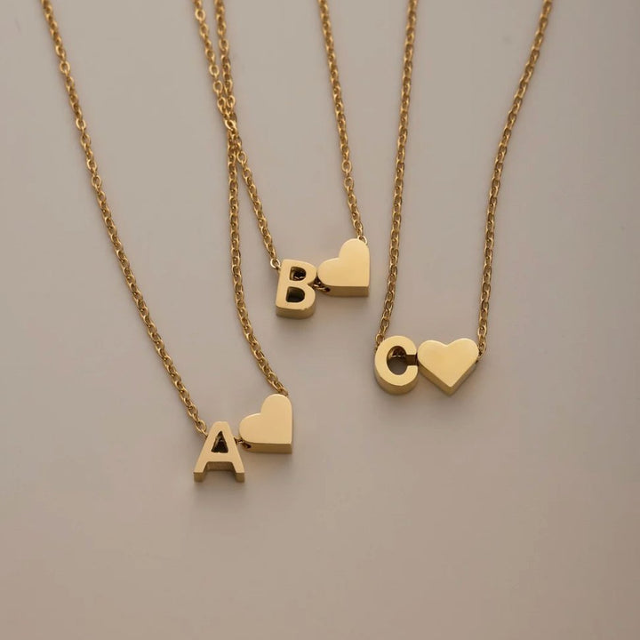 Collana con iniziale senza tempo e ciondolo a cuore