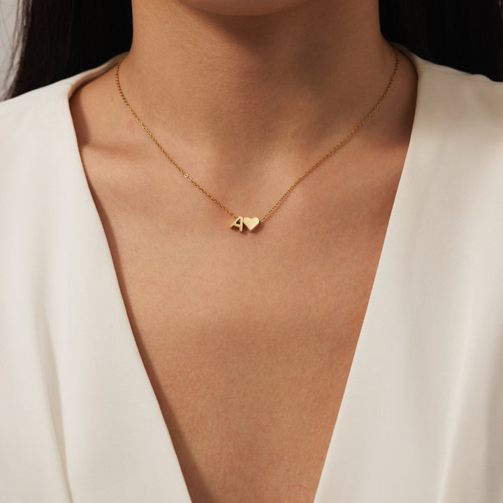 Collana con iniziale senza tempo e ciondolo a cuore