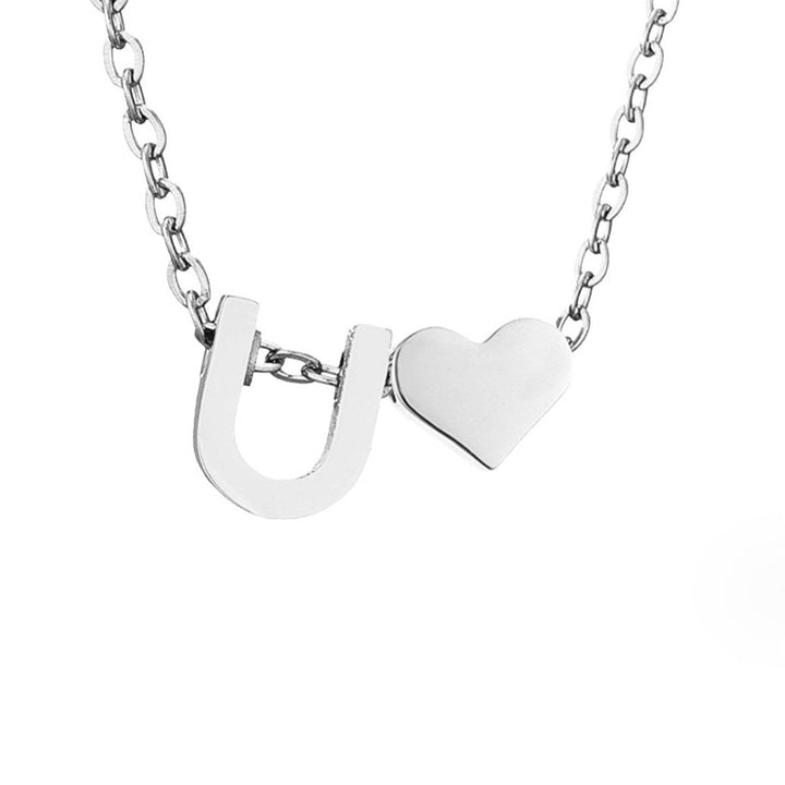 Collana con iniziale senza tempo e ciondolo a cuore