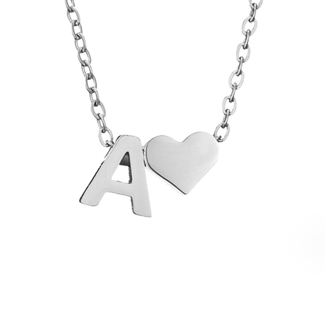 Collana con iniziale senza tempo e ciondolo a cuore