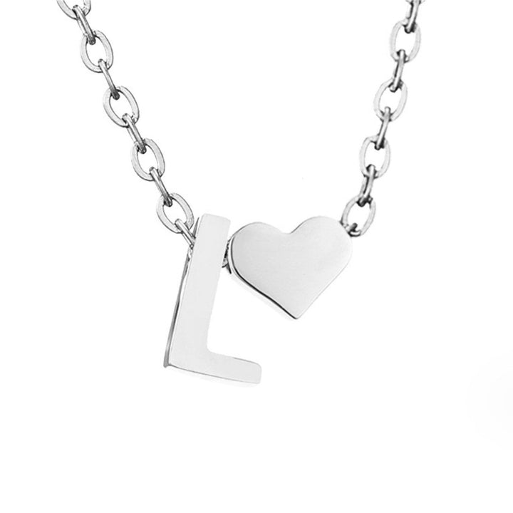 Collana con iniziale senza tempo e ciondolo a cuore
