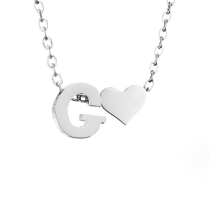 Collana con iniziale senza tempo e ciondolo a cuore