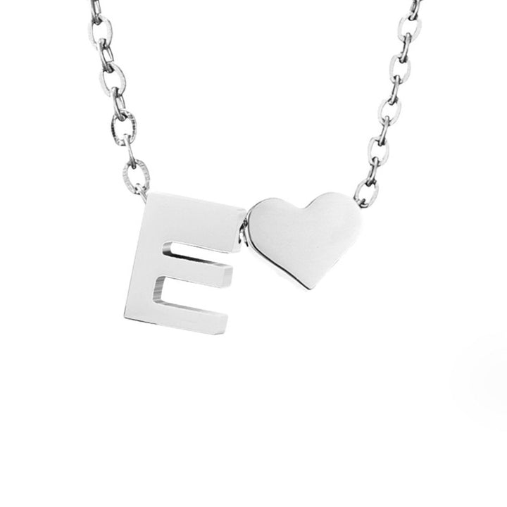 Collana con iniziale senza tempo e ciondolo a cuore