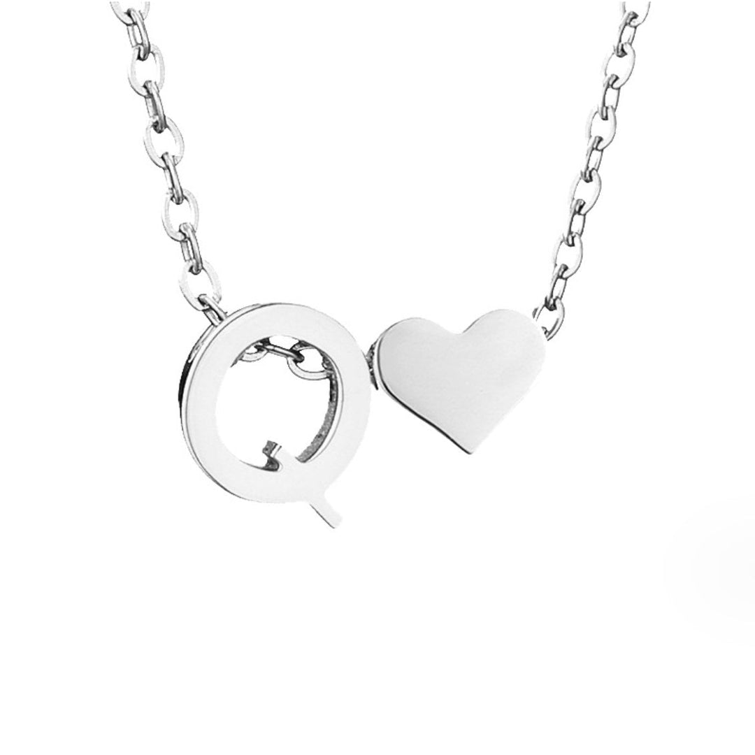 Collana con iniziale senza tempo e ciondolo a cuore