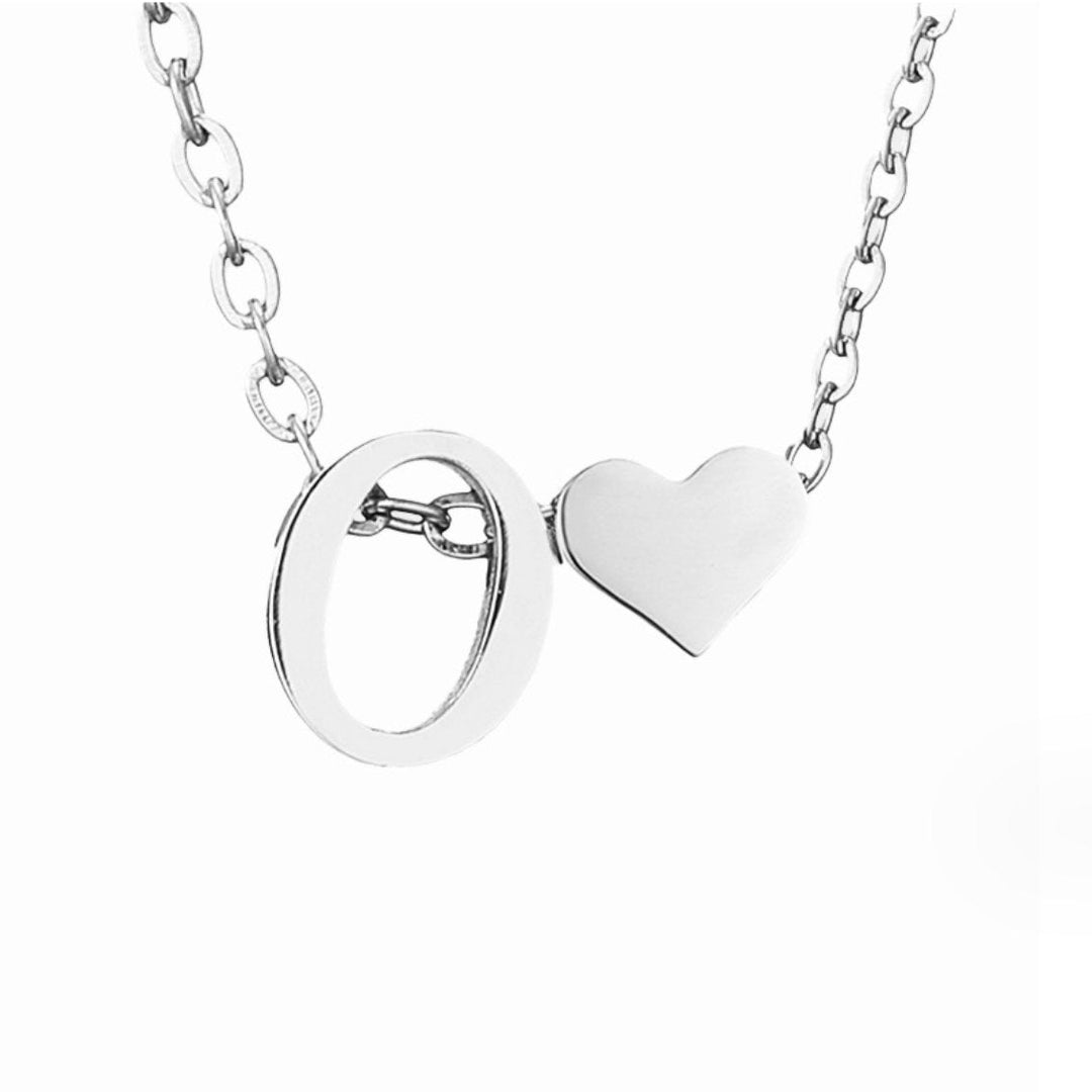 Collana con iniziale senza tempo e ciondolo a cuore