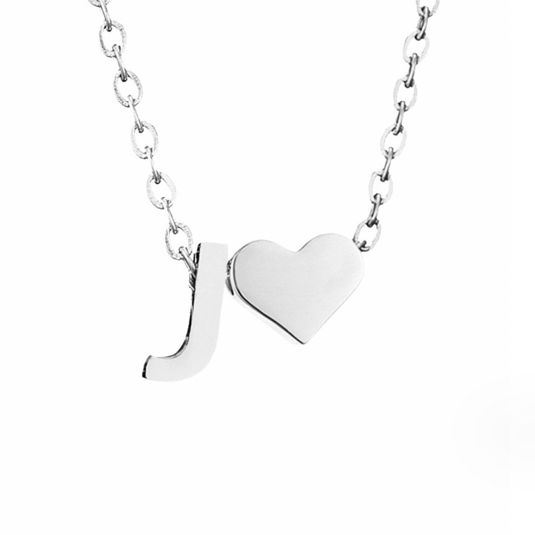 Collana con iniziale senza tempo e ciondolo a cuore