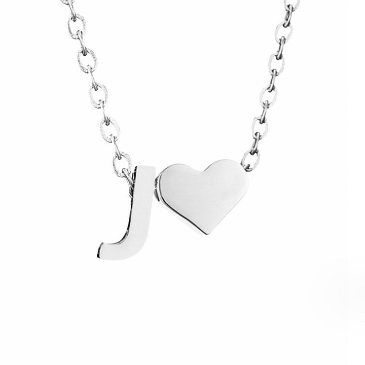 Collana con iniziale senza tempo e ciondolo a cuore