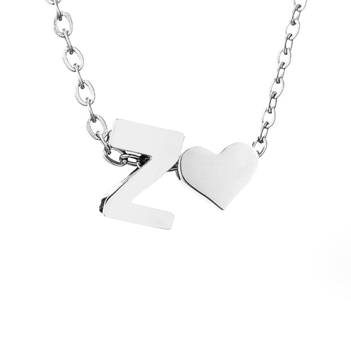 Collana con iniziale senza tempo e ciondolo a cuore