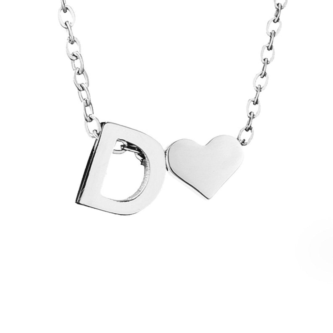 Collana con iniziale senza tempo e ciondolo a cuore