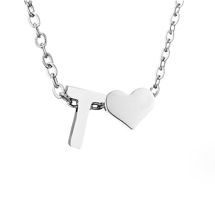 Collana con iniziale senza tempo e ciondolo a cuore