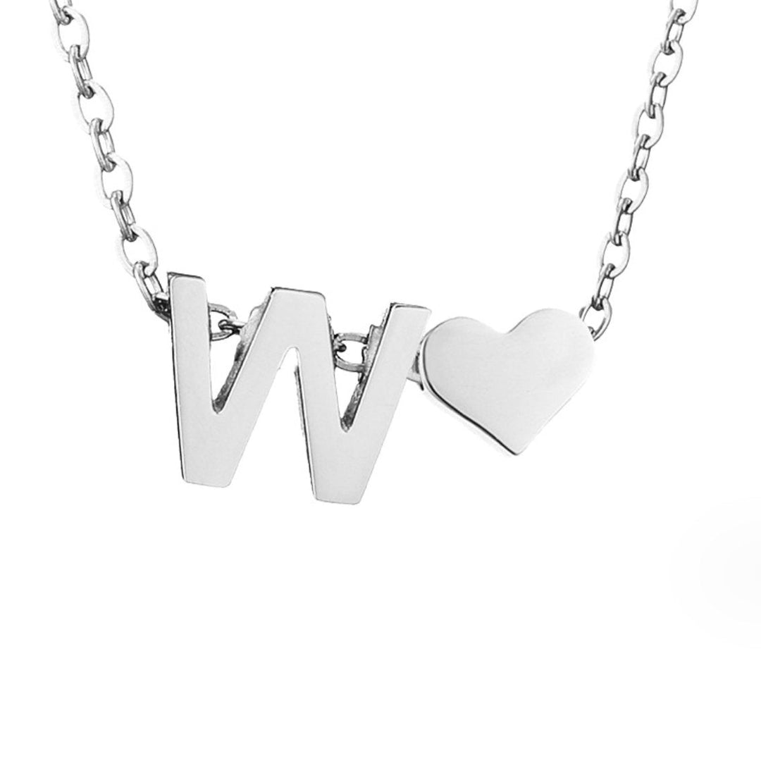 Collana con iniziale senza tempo e ciondolo a cuore