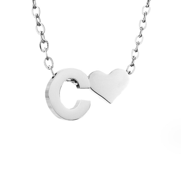 Collana con iniziale senza tempo e ciondolo a cuore