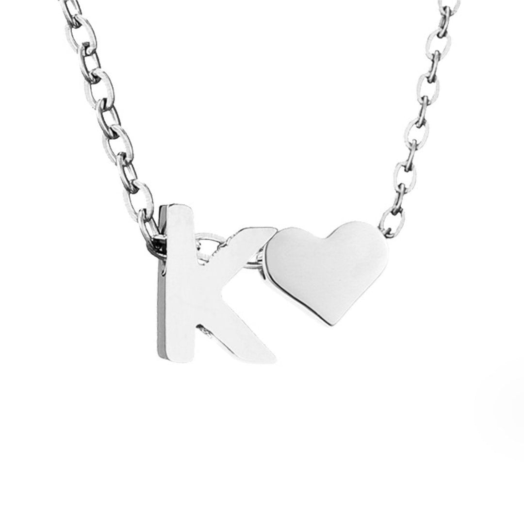 Collana con iniziale senza tempo e ciondolo a cuore