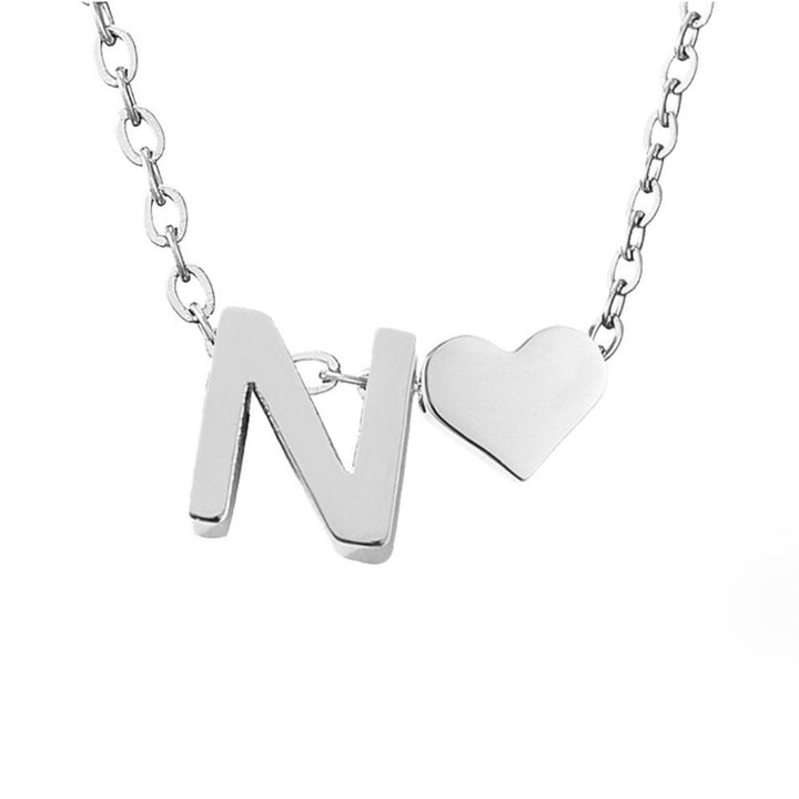 Collana con iniziale senza tempo e ciondolo a cuore