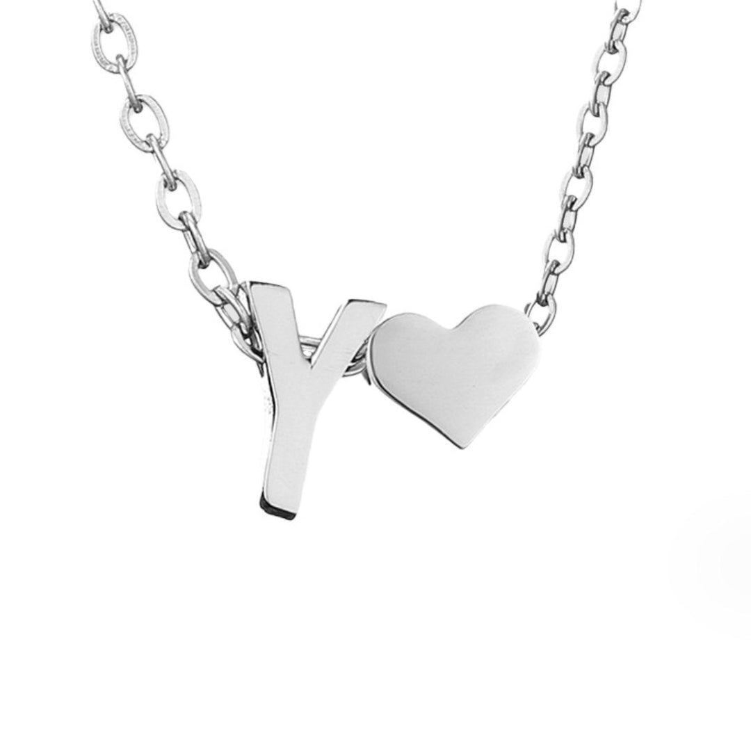 Collana con iniziale senza tempo e ciondolo a cuore