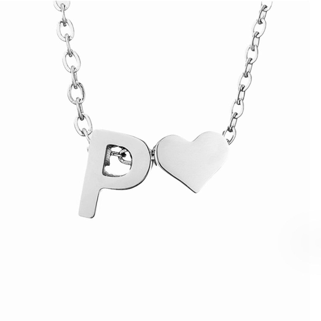 Collana con iniziale senza tempo e ciondolo a cuore