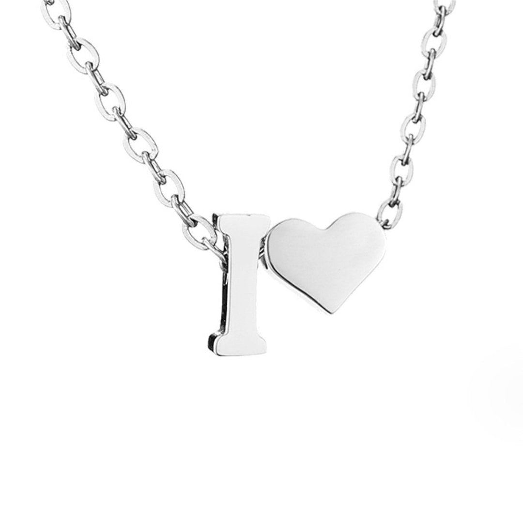 Collana con iniziale senza tempo e ciondolo a cuore