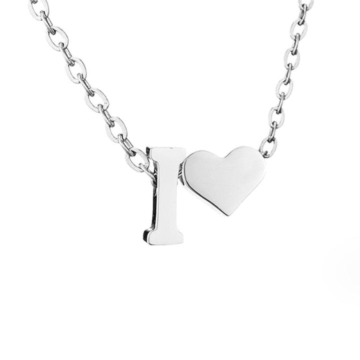 Collana con iniziale senza tempo e ciondolo a cuore