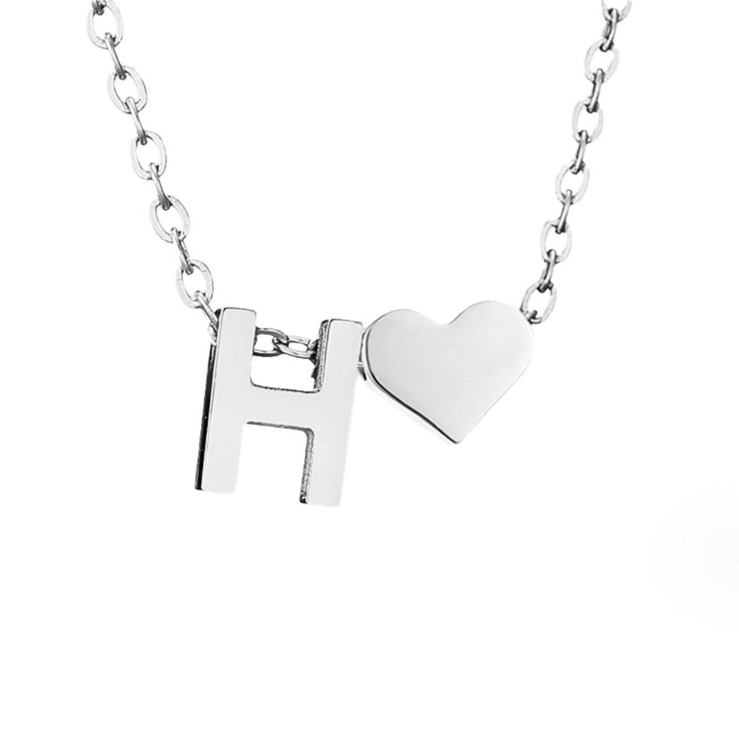 Collana con iniziale senza tempo e ciondolo a cuore