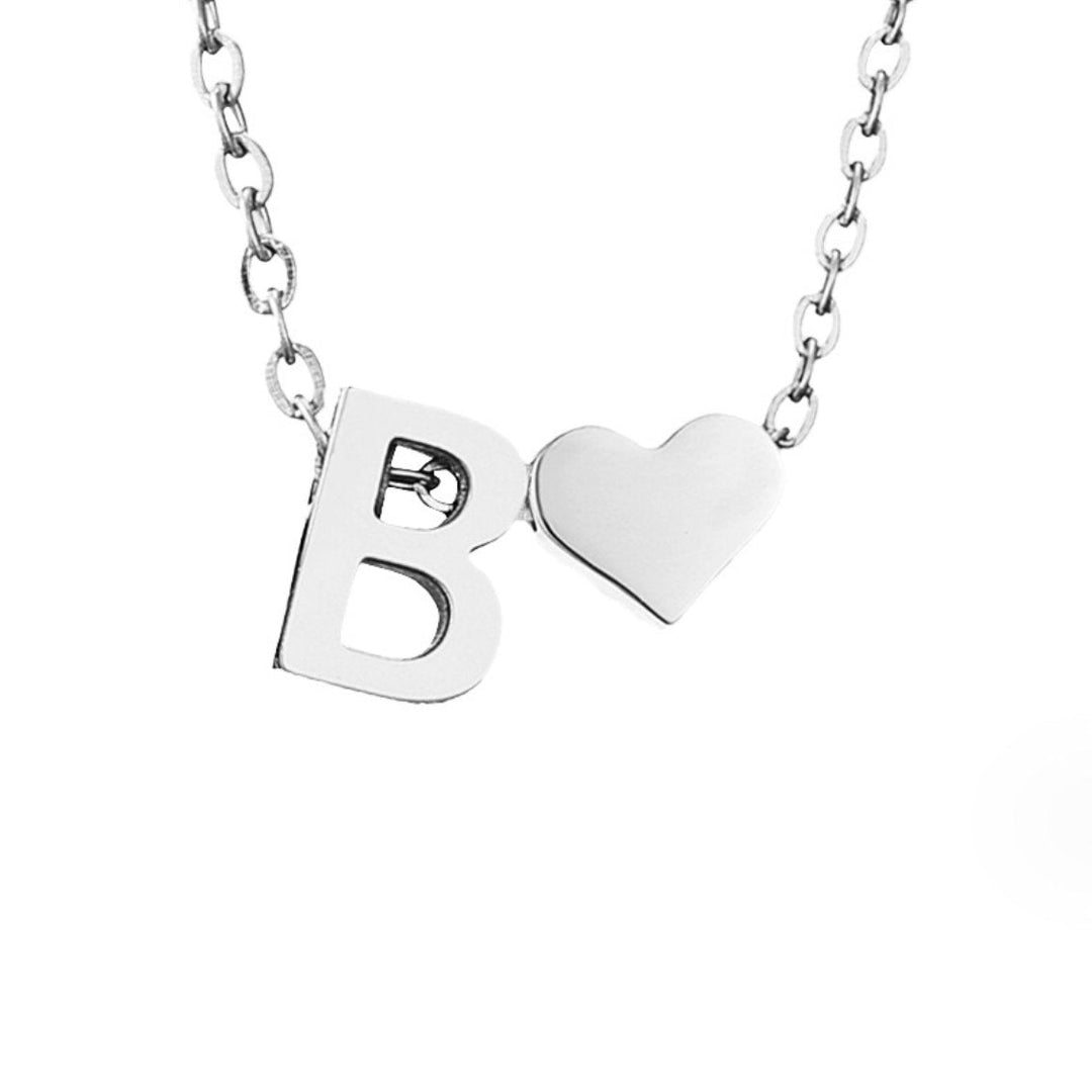 Collana con iniziale senza tempo e ciondolo a cuore
