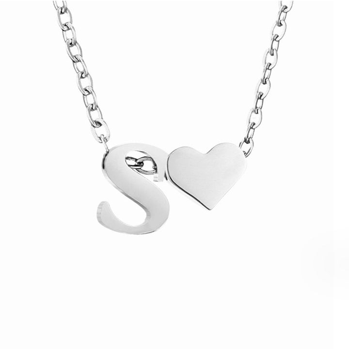 Collana con iniziale senza tempo e ciondolo a cuore