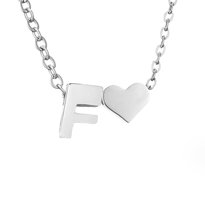 Collana con iniziale senza tempo e ciondolo a cuore