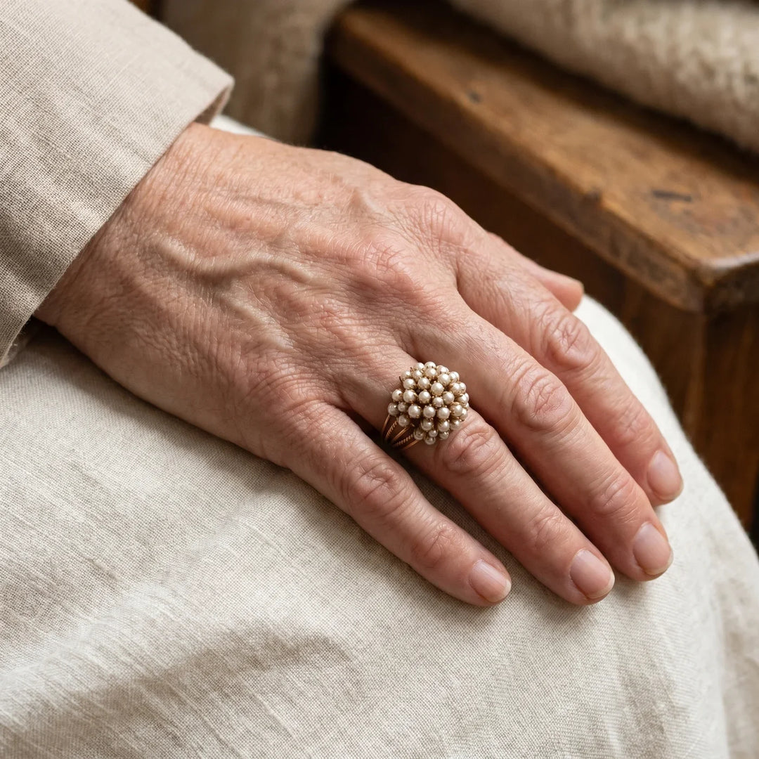 Bague en or avec perle incrustée classique