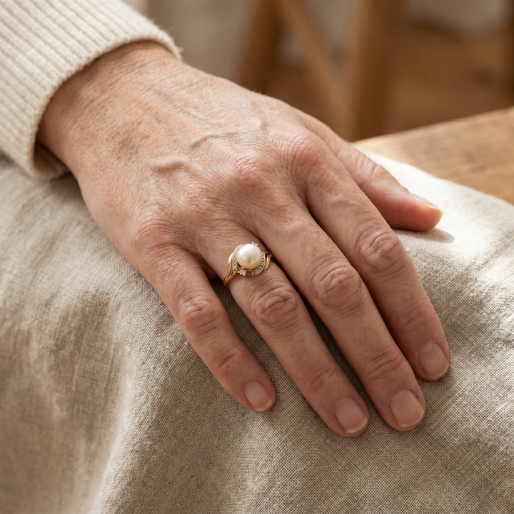 Anello elegante con perla e oro lucido