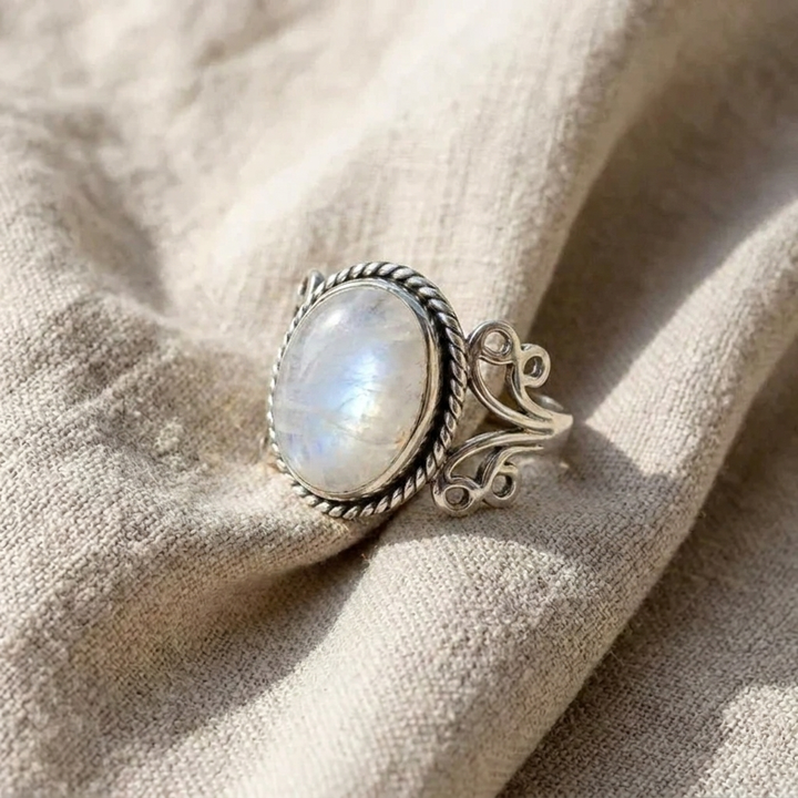 Bague ovale en pierre de lune avec motif en spirale