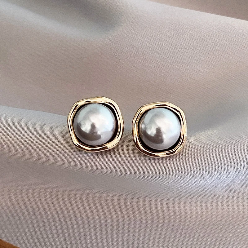 Élégantes boucles d'oreilles en perle noire