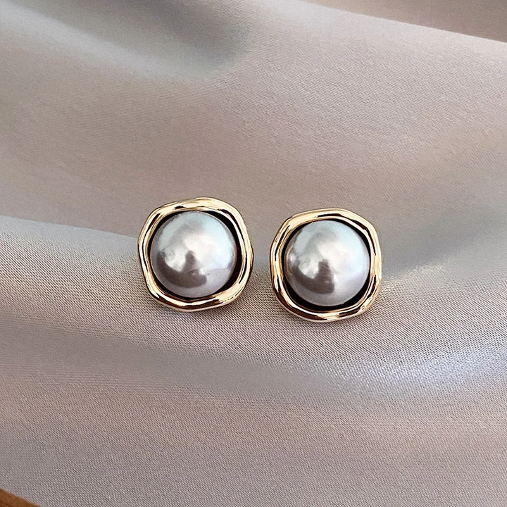 Élégantes boucles d'oreilles en perle noire