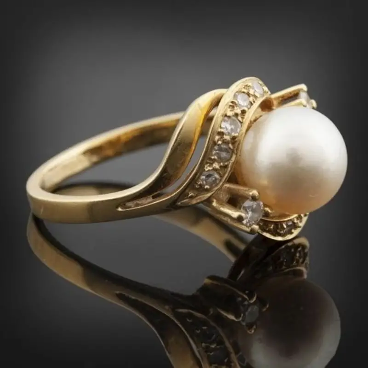 Anello elegante con perla e oro lucido