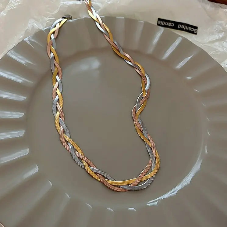 Collier chic et élégant en or et argent